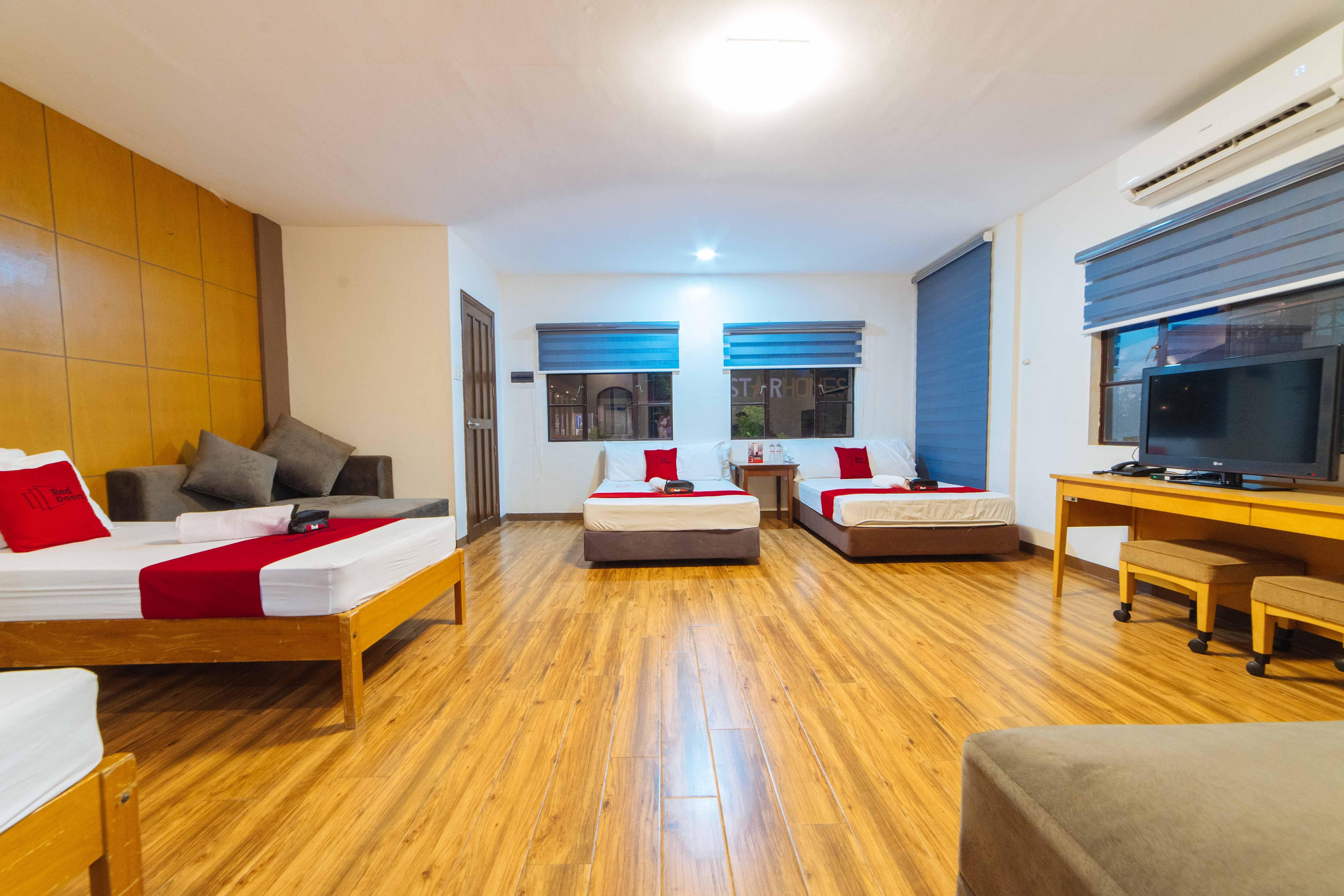Reddoorz Plus @ Starhomes Olivianville Tarlac Kültér fotó
