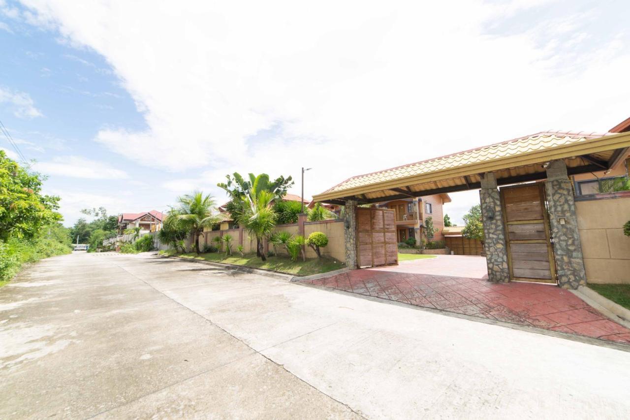 Reddoorz Plus @ Starhomes Olivianville Tarlac Kültér fotó